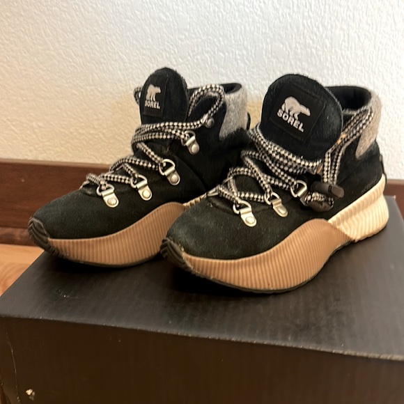 Youth Sorel Out N About Conquest WP - Picture 1 of 5